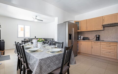 Villa les Treilles: Meubles, Cabinetry, Propriété, Table, Comptoir, Bâtiment, Cuisine, Bois, Sol