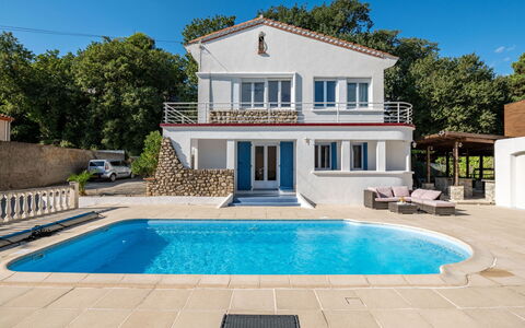 Villa les Treilles: L'Eau, Ciel, Propriété, Plante, Piscine, Bâtiment, Bleu Azur, Arbre, Fenêtre, Ombre