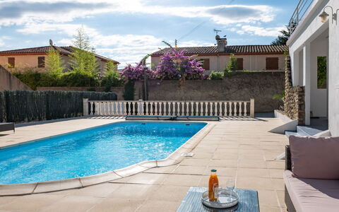 Villa les Treilles: L'Eau, Nuage, Ciel, Propriété, Bâtiment, Plante, Bleu Azur, Piscine, Fenêtre, Éclairage