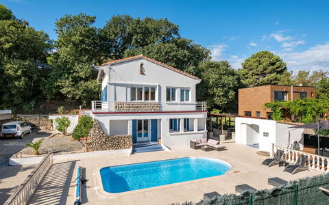 Villa les Treilles: Ciel, Propriété, Plante, Bâtiment, Fenêtre, Piscine, Nuage, Arbre, Lot Terre, Maison
