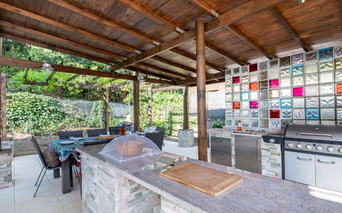 Villa les Treilles: Propriété, Bois, Cabinetry, Sol, Arbre, Faisceau, Ombre, Maison, Sol, Comptoir