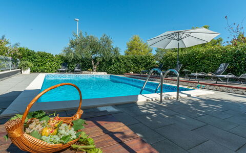Otavia: Ciel, L'Eau, Propriété, Plante, Piscine, Bleu Azur, Ombre, Mobilier De Jardin, Balancelle, Arbre
