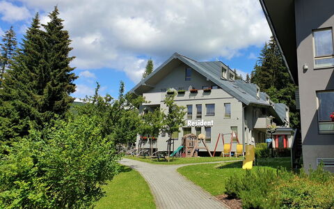 Harrachov 600: Arbre, Maison, Domicile, Zone Résidentielle, Établissements Humains, Chalet, Biens, Cour, Pelouse, Mélèze