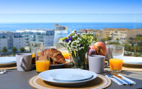 Marinsa Beach Ii Sea View Roof Terrace: Aliments, Table, Vaisselle, Ciel, Propriété, Meubles, Bâtiment, Fenêtre, Vaisselle, Plante