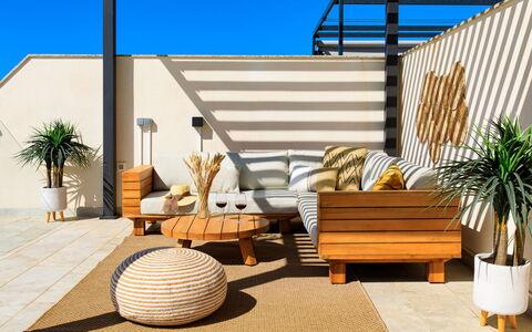 Marinsa Beach Ii Sea View Roof Terrace: Plante, Propriété, Ciel, Pot De Fleur, Bois, Ombre, Mobilier De Jardin, Design Intérieur, Éclairage, Architecture
