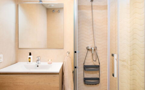 Marinsa Beach Ii Sea View Roof Terrace: Miroir, Robinet, Luminaire Plomberie, Évier, Bâtiment, Lavabo, Armoire De Toilette, Bois, Salle De Bains, Tete De Douche