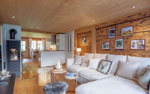Chalet Bijou+ 1 Og: Meubles, Propriété, Table, Cadre, Bleu Azur, Bois, Éclairage, Design Intérieur, Bâtiment, Confort