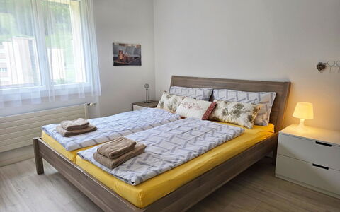 Sunnmatt Süd Wohnung 432: Lit, Chambre, Meubles, Bois, Literie, Drap De Lit, Design Intérieur, Sol, Sol, Cadre De Lit