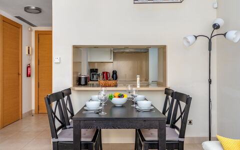 Cielo Y Mar Samara: Table, Meubles, Chaise, Vaisselle, Bois, Bâtiment, Fenêtre, Cabinetry, Cuisine