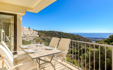 Cielo Y Mar Samara: Ciel, Plante, Propriété, Bâtiment, Table, Bleu Azur, Chaise, Bois, Ombre, Mobilier De Jardin
