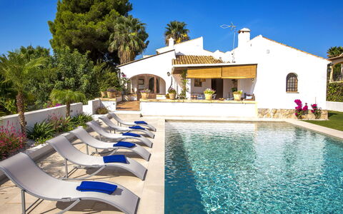 Villa Angelo: L'Eau, Ciel, Plante, Propriété, Piscine, Bleu Azur, Bâtiment, Arbre, Chaise, Mobilier De Jardin
