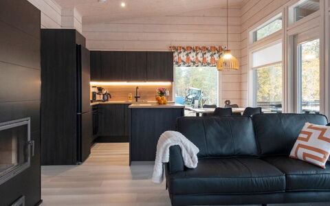 Villa Korpi: Balcon, Appartement, Ombre, Verre, Condominium, Balustrade, Porche, Daylighting, Plate-Forme, Mobilier De Jardin