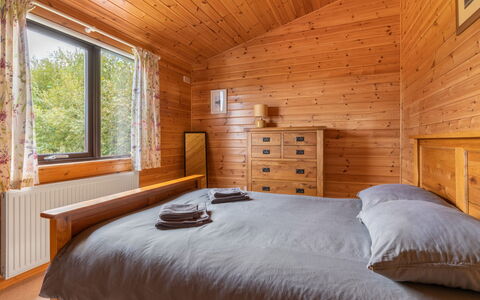 Loch Side Lodge 8: Meubles, Propriété, Cadre, Bleu Azur, Bois, Éclairage, Design Intérieur, Confort, Sol, Sol