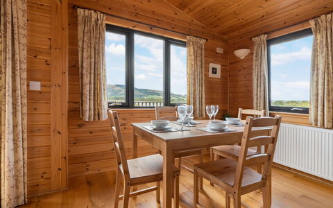 Loch Side Lodge 8: Meubles, Propriété, Cadre, Bleu Azur, Bois, Éclairage, Design Intérieur, Confort, Sol, Sol