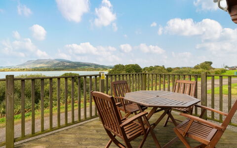 Loch Side Lodge 8: Nuage, Ciel, Plante, Paysage Naturel, Chaise, Bois, Arbre, Mobilier De Jardin, Herbe, Loisir