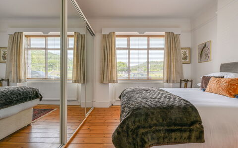 Suilven: Meubles, Design Intérieur, Lit, Sol, Sol, Chambre, Plafond, Bois, Pièce, Literie