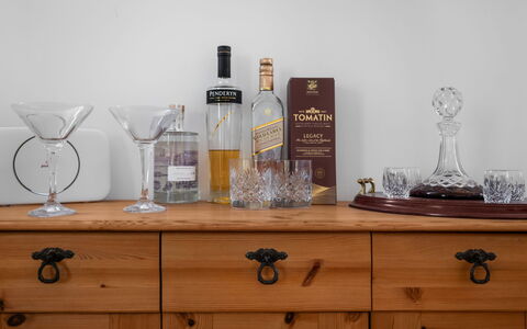 Suilven: Bouteille, Vaisselle, Verres À Pied, Bar, Bouteille En Verre, Verre, Du Vin, Dur