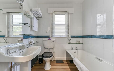 Suilven: Salle De Bains, Luminaire Plomberie, Sol, Siège De Toilette, Toilette, Sol, Évier, Design Intérieur, Plomberie, Robinet