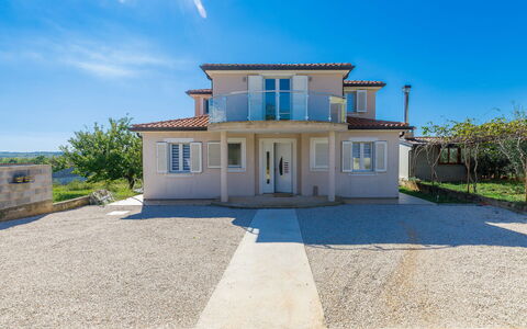 Villa Luna Maris: Ciel, Bâtiment, Plante, Propriété, Fenêtre, Bleu Azur, Porte, Maison, Nuage, Lot Terre