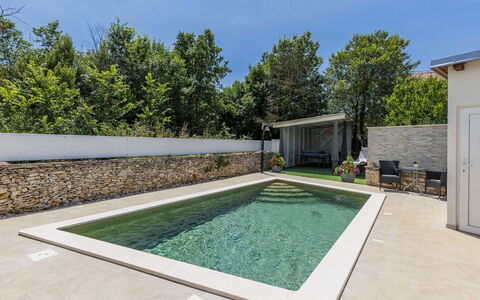 Marija: Piscine, Composite, Jardin, Caractéristique De L'Eau, Arrière-Cour, Béton, Biens, Aménagement Paysager, Ombre, Recours