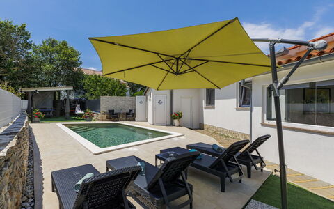 Marija: Piscine, Mobilier De Jardin, Parapluie, Meubles, Ombre, Recours, Composite, Chaise, Loisir, Eco Hôtel