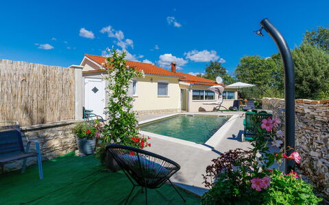 Marija: Plante, Ciel, Bâtiment, Nuage, Fenêtre, Fleur, Arbre, Éclairage Public, Herbe, Loisir