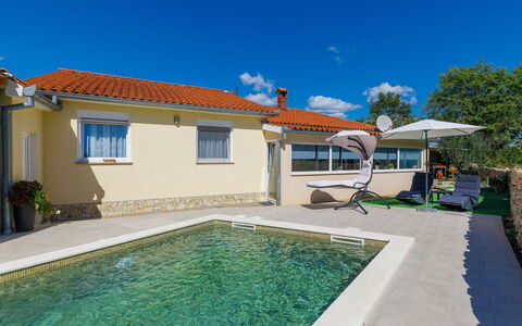 Marija: Ciel, Bâtiment, L'Eau, Propriété, Fenêtre, Plante, Bleu Azur, Piscine, Ombre, Maison