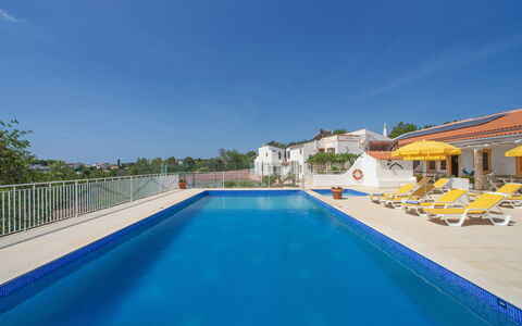 Paderne 608: L'Eau, Ciel, Propriété, Bâtiment, Plante, Bleu Azur, Piscine, Ombre, Architecture, Maison