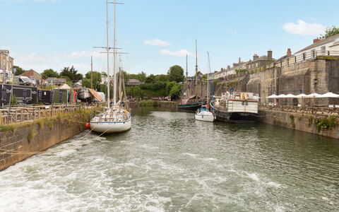 The Saltings: L'Eau, Nuage, Ciel, Bateau, Navire, Ressources En Eau, Bâtiment, Cours D'Eau, Banque, Lac
