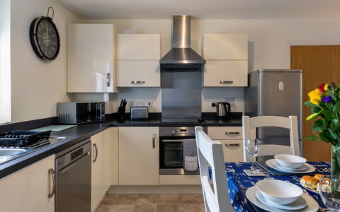 The Saltings: Comptoir, Cabinetry, Meubles, Evier, Évier, Cuisinière, Cuisine, Appareil De Cuisine, Électroménager, Robinet