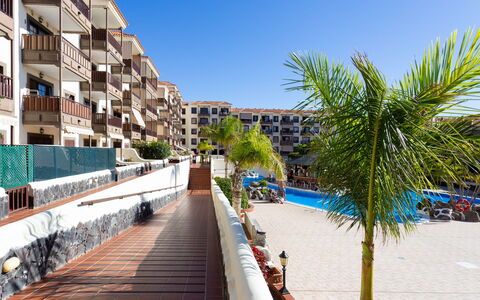 Costa del Silencio 601: Ciel, Bâtiment, Bleu Azur, Plante, Station Balnéaire, Design Urbain, Plan D'Eau, Arecales, Loisir