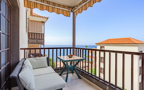 Costa del Silencio 601: Ciel, Bâtiment, Propriété, Bleu Azur, Ombre, Design Intérieur, Porche, Éclairage, Bois, Architecture