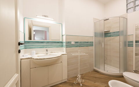 Villa Marconi: Miroir, Armoire De Toilette, Robinet, Cabinetry, Luminaire Plomberie, Évier, Meubles, Bâtiment, Lavabo, Salle De Bains