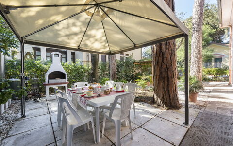 Villa Marconi: Table, Plante, Meubles, Chaise, Bâtiment, Ombre, Tableau De Plein Air, Mobilier De Jardin, Arbre, Loisir