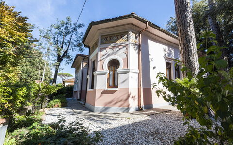 Villa Marconi: Propriété, Ciel, Plante, Arbre, Porte, Fenêtre, Immobilier, Façade, Ville
