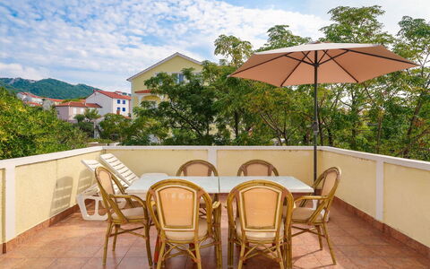 Koka: Nuage, Ciel, Meubles, Propriété, Table, Bâtiment, Chaise, La Nature, Arbre, Ombre