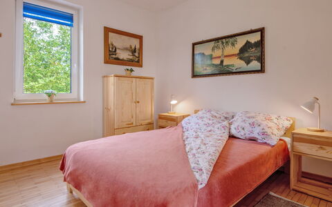 Zagroda Nad Krutynią: Lit, Chambre, Literie, Meubles, Drap De Lit, Design Intérieur, Bois, Pièce, Linge, Sol