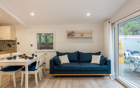 Cottage Etoile de Mer: Meubles, Canapé, Table, Bleu Azur, Bois, Éclairage, Design Intérieur, Rectangle, Salon, Confort