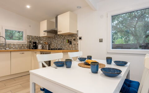 Cottage Etoile de Mer: Comptoir, Meubles, Table, Bois, Cuisine, Cabinetry, Fenêtre, Design Intérieur, Vaisselle, Sol