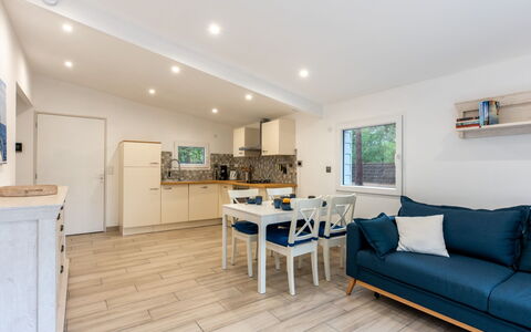 Cottage Etoile de Mer: Meubles, Table, Canapé, Cabinetry, Maison, Bois, Design Intérieur, Bâtiment, Sol, Plante D'Appartement