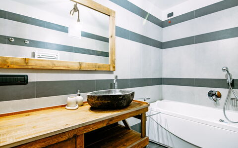 Canazei 430: Propriété, Robinet, Baignoire, Luminaire Plomberie, Bâtiment, Cabinetry, Bois, Design Intérieur, Miroir, Salle De Bains
