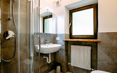 Cesa Minach 440.3: Miroir, Luminaire Plomberie, Robinet, Évier, Lavabo, Salle De Bains, Bâtiment, Design Intérieur, Éclairage, Sol