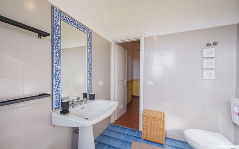 Casa Giulia: Miroir, Luminaire Plomberie, Robinet, Évier, Lavabo, Propriété, Salle De Bains, Violet, Design Intérieur, Architecture