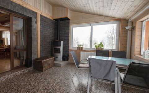 Tanvald: Meubles, Table, Fenêtre, Chaise, Bâtiment, Bois, Architecture, Salon, Cadre, Plante D'Appartement