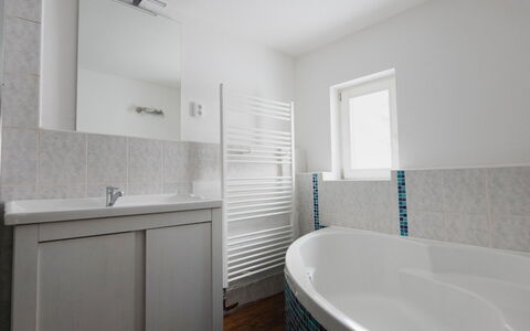 Tanvald: Baignoire, Bâtiment, Luminaire Plomberie, Armoire De Toilette, Robinet, Évier, Salle De Bains, Fenêtre, Design Intérieur