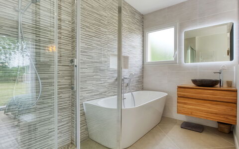 Grande Dépée: Baignoire, Miroir, Luminaire Plomberie, Bâtiment, Robinet, Maison, Design Intérieur, Bois, Salle De Bains, Architecture