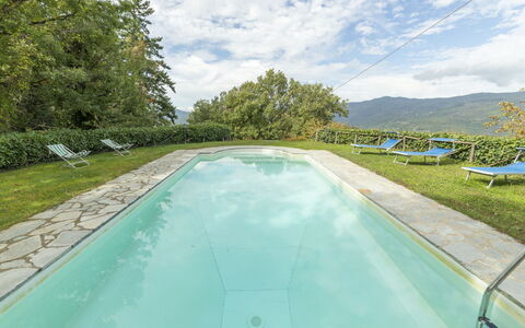 Il Feudo: L'Eau, Ciel, Nuage, Plante, Ressources En Eau, Piscine, Arbre, Plan D'Eau, Mobilier De Jardin, Herbe