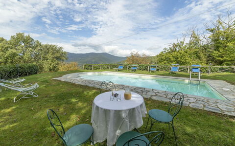 Il Feudo: Nuage, Ciel, L'Eau, Plante, Table, Piscine, Chaise, Arbre, Mobilier De Jardin, Paysage Naturel