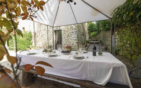 Il Feudo: Table, Propriété, Meubles, Plante, Nappe De Table, Ombre, Décoration, Vaisselle, Design Intérieur, Chaise