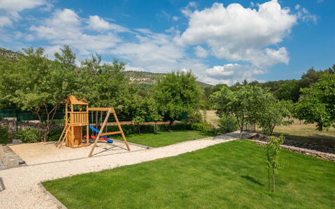 Villa di Pietra: Nuage, Ciel, Plante, Ombre, Lot Terre, Arbre, Paysage Naturel, Herbe, Paysage, Loisir